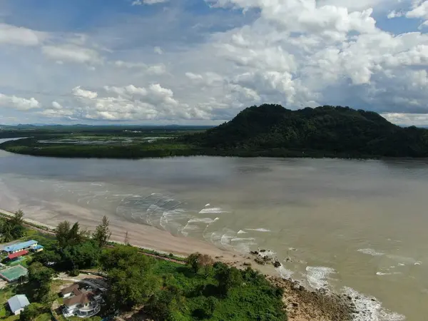 马来西亚沙捞越三都邦 2020年1月6日 婆罗洲沙捞越州三都邦地区的风景 海滩和海岸景观 以雄伟的三都邦山为背景 — 图库照片