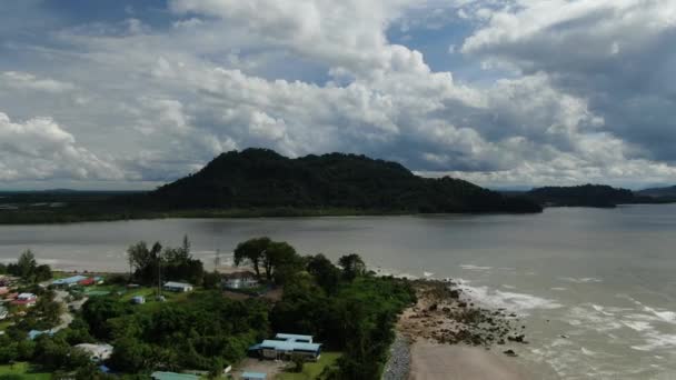 Santubong, Sarawak / Malaisie - 6 janvier 2020 : Le village pittoresque de Santubong, les plages et la vue côtière de la région de Santubong, dans l'État de Bornéo, au Sarawak   avec le puissant mont Santubong comme arrière-plan 