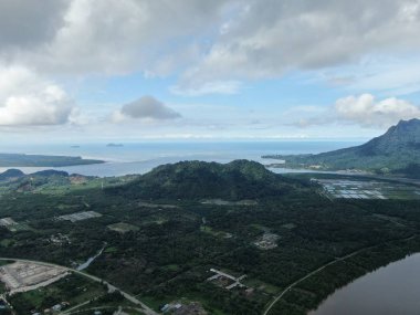Santubong, Sarawak / Malezya - 6 Ocak 2020: The Scenic Santubong Village, Santubong bölgesi sahili ve kıyı manzarası, Sarawak eyaleti Borneo; güçlü Santubong Dağı arka planda