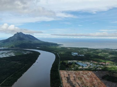 Santubong, Sarawak / Malezya - 6 Ocak 2020: The Scenic Santubong Village, Santubong bölgesi sahili ve kıyı manzarası, Sarawak eyaleti Borneo; güçlü Santubong Dağı arka planda