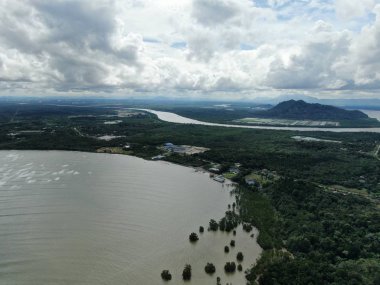 Santubong, Sarawak / Malezya - 6 Ocak 2020: The Scenic Santubong Village, Santubong bölgesi sahili ve kıyı manzarası, Sarawak eyaleti Borneo; güçlü Santubong Dağı arka planda