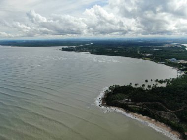 Santubong, Sarawak / Malezya - 6 Ocak 2020: The Scenic Santubong Village, Santubong bölgesi sahili ve kıyı manzarası, Sarawak eyaleti Borneo; güçlü Santubong Dağı arka planda