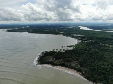 Santubong, Sarawak / Malezya - 6 Ocak 2020: The Scenic Santubong Village, Santubong bölgesi sahili ve kıyı manzarası, Sarawak eyaleti Borneo; güçlü Santubong Dağı arka planda