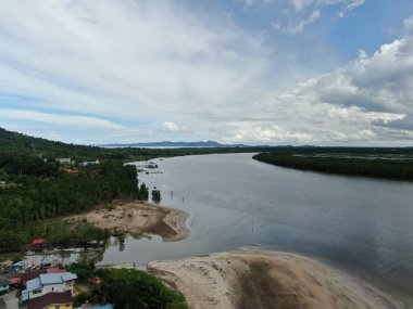 Santubong, Sarawak / Malezya - 6 Ocak 2020: The Scenic Santubong Village, Santubong bölgesi sahili ve kıyı manzarası, Sarawak eyaleti Borneo; güçlü Santubong Dağı arka planda