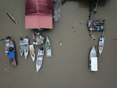 Kuching, Sarawak, Malezya 'daki bir liman veya rıhtımdaki bir grup balıkçı teknesinin ya da teknenin yukarıdan görünüşü