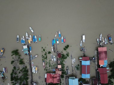 Kuching, Sarawak, Malezya 'daki bir liman veya rıhtımdaki bir grup balıkçı teknesinin ya da teknenin yukarıdan görünüşü