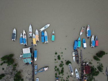 Kuching, Sarawak, Malezya 'daki bir liman veya rıhtımdaki bir grup balıkçı teknesinin ya da teknenin yukarıdan görünüşü
