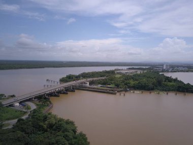 Kuching, Sarawak / Malezya - 19 Kasım 2019: Sarawak Nehri boyunca uzanan köprünün altındaki Kuching Barrage Yapısı
