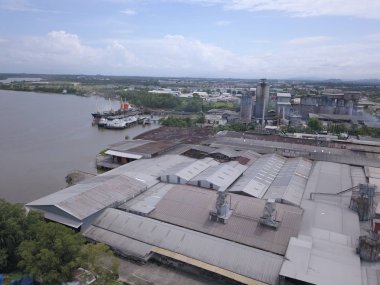 Kuching, Sarawak / Malezya - 19 Kasım 2019: Sarawak Nehri boyunca uzanan köprünün altındaki Kuching Barrage Yapısı