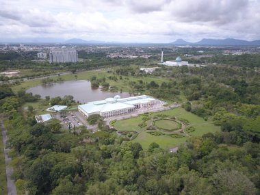 Kuching, Sarawak / Malezya - Aralık 12019: Sarawak Devlet Kütüphanesi, göl, bahçeler ve çevresindeki yemyeşil manzaralar