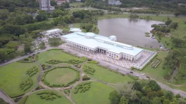 Kuching, Sarawak / Malezya - Aralık 12019: Sarawak Devlet Kütüphanesi, göl, bahçeler ve çevresindeki yemyeşil manzaralar