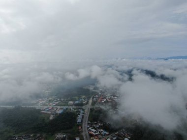 Kuching, Sarawak / Malezya - 18 Ocak 2020: Göl veya göle dönüşmüş terk edilmiş bir maden ocağı