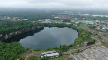 Kuching, Sarawak / Malezya - 18 Ocak 2020: Göl veya göle dönüşmüş terk edilmiş bir maden ocağı