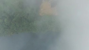 Kuching, Sarawak / Malezya - 18 Ocak 2020: Göl veya göle dönüşmüş terk edilmiş bir maden ocağı