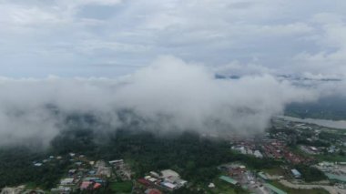 Kuching, Sarawak / Malezya - 18 Ocak 2020: Göl veya göle dönüşmüş terk edilmiş bir maden ocağı