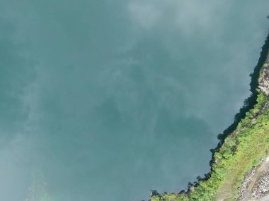 Kuching, Sarawak / Malezya - 18 Ocak 2020: Göl veya göle dönüşmüş terk edilmiş bir maden ocağı