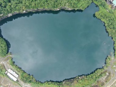 Kuching, Sarawak / Malezya - 18 Ocak 2020: Göl veya göle dönüşmüş terk edilmiş bir maden ocağı