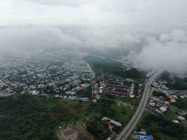 Kuching, Sarawak / Malezya - 18 Ocak 2020: Göl veya göle dönüşmüş terk edilmiş bir maden ocağı