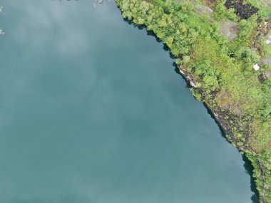 Kuching, Sarawak / Malezya - 18 Ocak 2020: Göl veya göle dönüşmüş terk edilmiş bir maden ocağı