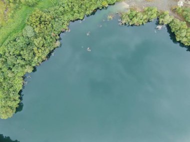 Kuching, Sarawak / Malezya - 18 Ocak 2020: Göl veya göle dönüşmüş terk edilmiş bir maden ocağı