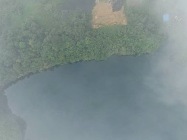 Kuching, Sarawak / Malezya - 18 Ocak 2020: Göl veya göle dönüşmüş terk edilmiş bir maden ocağı