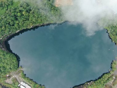 Kuching, Sarawak / Malezya - 18 Ocak 2020: Göl veya göle dönüşmüş terk edilmiş bir maden ocağı