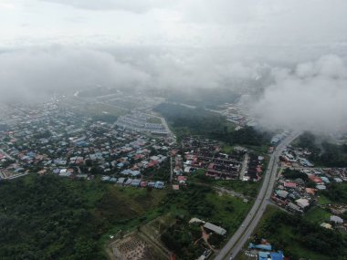 Kuching, Sarawak / Malezya - 18 Ocak 2020: Göl veya göle dönüşmüş terk edilmiş bir maden ocağı