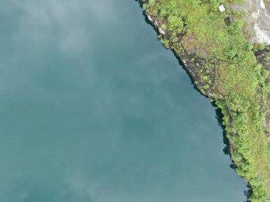 Kuching, Sarawak / Malezya - 18 Ocak 2020: Göl veya göle dönüşmüş terk edilmiş bir maden ocağı