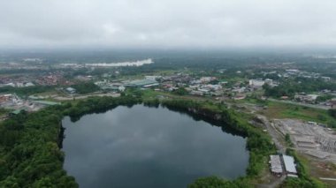 Kuching, Sarawak / Malezya - 18 Ocak 2020: Göl veya göle dönüşmüş terk edilmiş bir maden ocağı