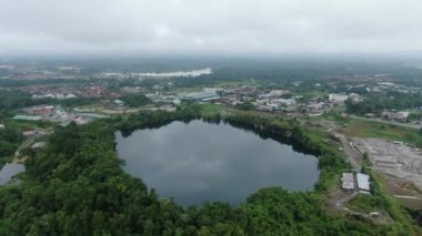 Kuching, Sarawak / Malezya - 18 Ocak 2020: Göl veya göle dönüşmüş terk edilmiş bir maden ocağı