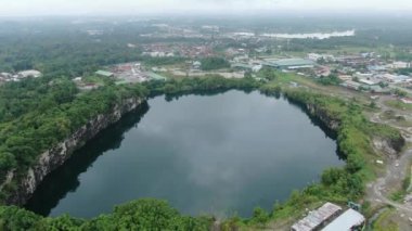 Kuching, Sarawak / Malezya - 18 Ocak 2020: Göl veya göle dönüşmüş terk edilmiş bir maden ocağı