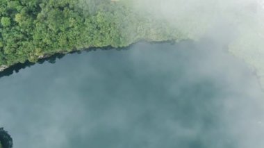 Kuching, Sarawak / Malezya - 18 Ocak 2020: Göl veya göle dönüşmüş terk edilmiş bir maden ocağı