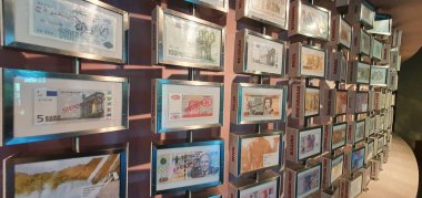 Kuching, Sarawak / Malezya - 24 Ocak 2020: Dünyadaki ülkelerin döviz notları