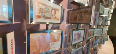 Kuching, Sarawak / Malezya - 24 Ocak 2020: Dünyadaki ülkelerin döviz notları