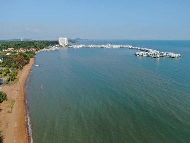 Port Dickson, Negeri Sembilan / Malezya - 25 Ocak 2020: Hibiscus çiçeği ve damga şeklinde oteller ve tatil beldeleri