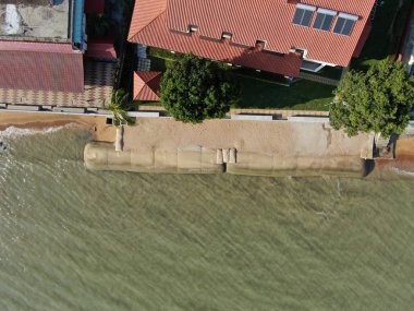 Port Dickson, Negeri Sembilan / Malezya - 25 Ocak 2020: Hibiscus çiçeği ve damga şeklinde oteller ve tatil beldeleri