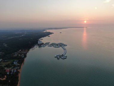 Port Dickson, Negeri Sembilan / Malezya - 25 Ocak 2020: Hibiscus çiçeği ve damga şeklinde oteller ve tatil beldeleri