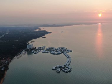 Port Dickson, Negeri Sembilan / Malezya - 25 Ocak 2020: Hibiscus çiçeği ve damga şeklinde oteller ve tatil beldeleri