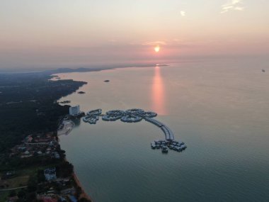 Port Dickson, Negeri Sembilan / Malezya - 25 Ocak 2020: Hibiscus çiçeği ve damga şeklinde oteller ve tatil beldeleri