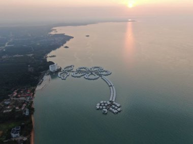 Port Dickson, Negeri Sembilan / Malezya - 25 Ocak 2020: Hibiscus çiçeği ve damga şeklinde oteller ve tatil beldeleri