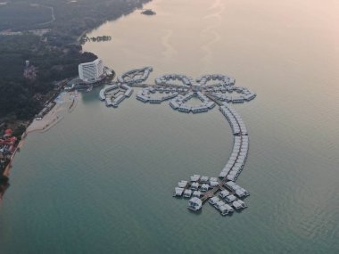 Port Dickson, Negeri Sembilan / Malezya - 25 Ocak 2020: Hibiscus çiçeği ve damga şeklinde oteller ve tatil beldeleri