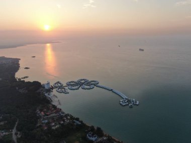 Port Dickson, Negeri Sembilan / Malezya - 25 Ocak 2020: Hibiscus çiçeği ve damga şeklinde oteller ve tatil beldeleri