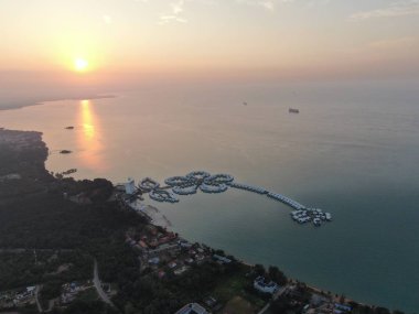 Port Dickson, Negeri Sembilan / Malezya - 25 Ocak 2020: Hibiscus çiçeği ve damga şeklinde oteller ve tatil beldeleri