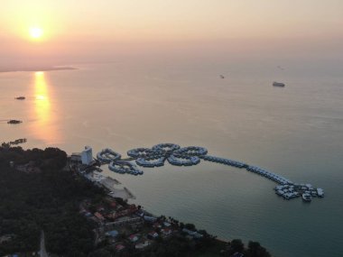 Port Dickson, Negeri Sembilan / Malezya - 25 Ocak 2020: Hibiscus çiçeği ve damga şeklinde oteller ve tatil beldeleri