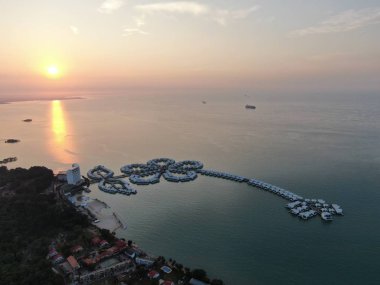 Port Dickson, Negeri Sembilan / Malezya - 25 Ocak 2020: Hibiscus çiçeği ve damga şeklinde oteller ve tatil beldeleri
