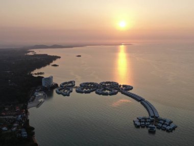 Port Dickson, Negeri Sembilan / Malezya - 25 Ocak 2020: Hibiscus çiçeği ve damga şeklinde oteller ve tatil beldeleri