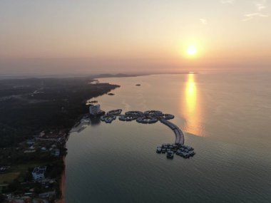 Port Dickson, Negeri Sembilan / Malezya - 25 Ocak 2020: Hibiscus çiçeği ve damga şeklinde oteller ve tatil beldeleri