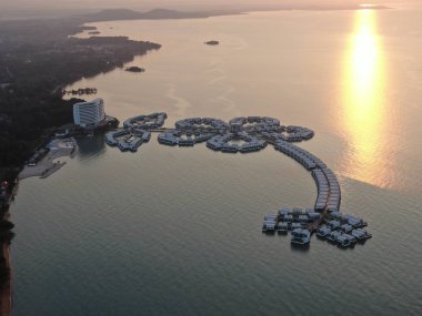 Port Dickson, Negeri Sembilan / Malezya - 25 Ocak 2020: Hibiscus çiçeği ve damga şeklinde oteller ve tatil beldeleri