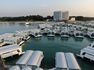 Port Dickson, Negeri Sembilan / Malezya - 25 Ocak 2020: Hibiscus çiçeği ve damga şeklinde oteller ve tatil beldeleri