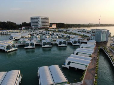 Port Dickson, Negeri Sembilan / Malezya - 25 Ocak 2020: Hibiscus çiçeği ve damga şeklinde oteller ve tatil beldeleri